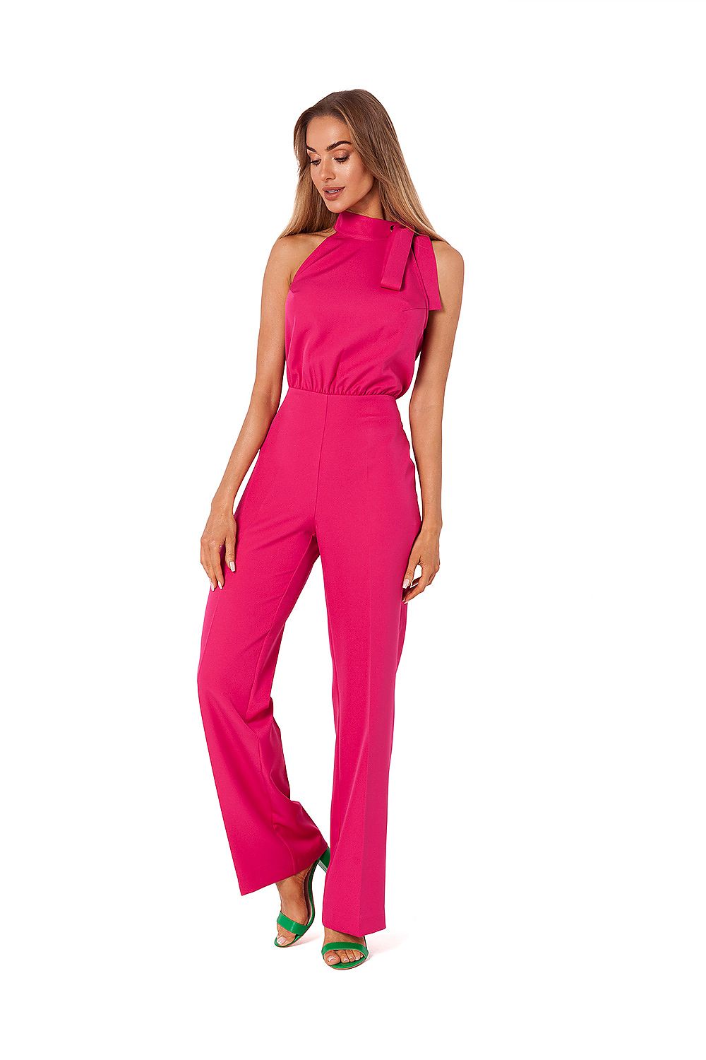 Mono fucsia llamativo con diseño halter y lazo al cuello.