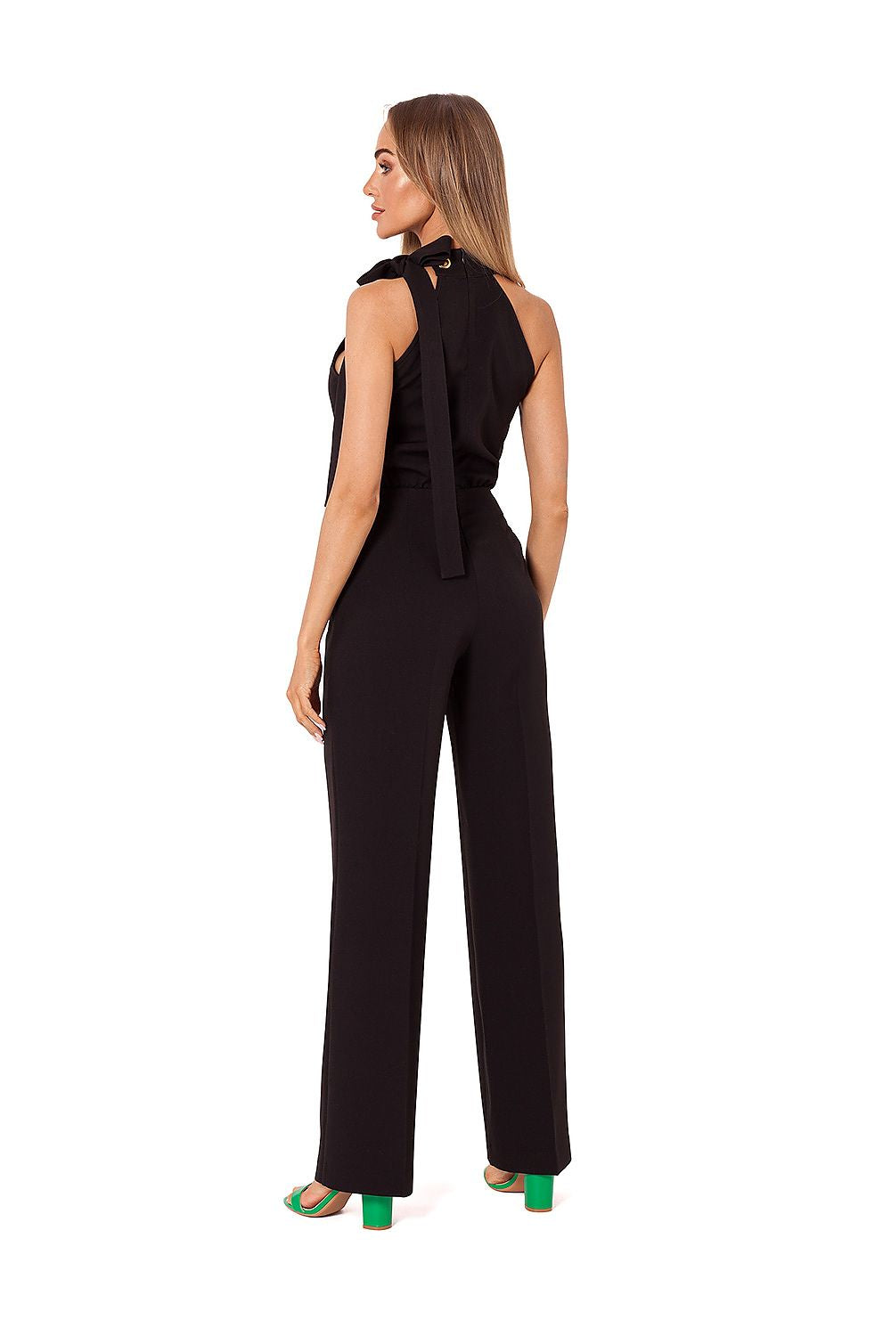Mono negro elegante con detalle de lazo en espalda.