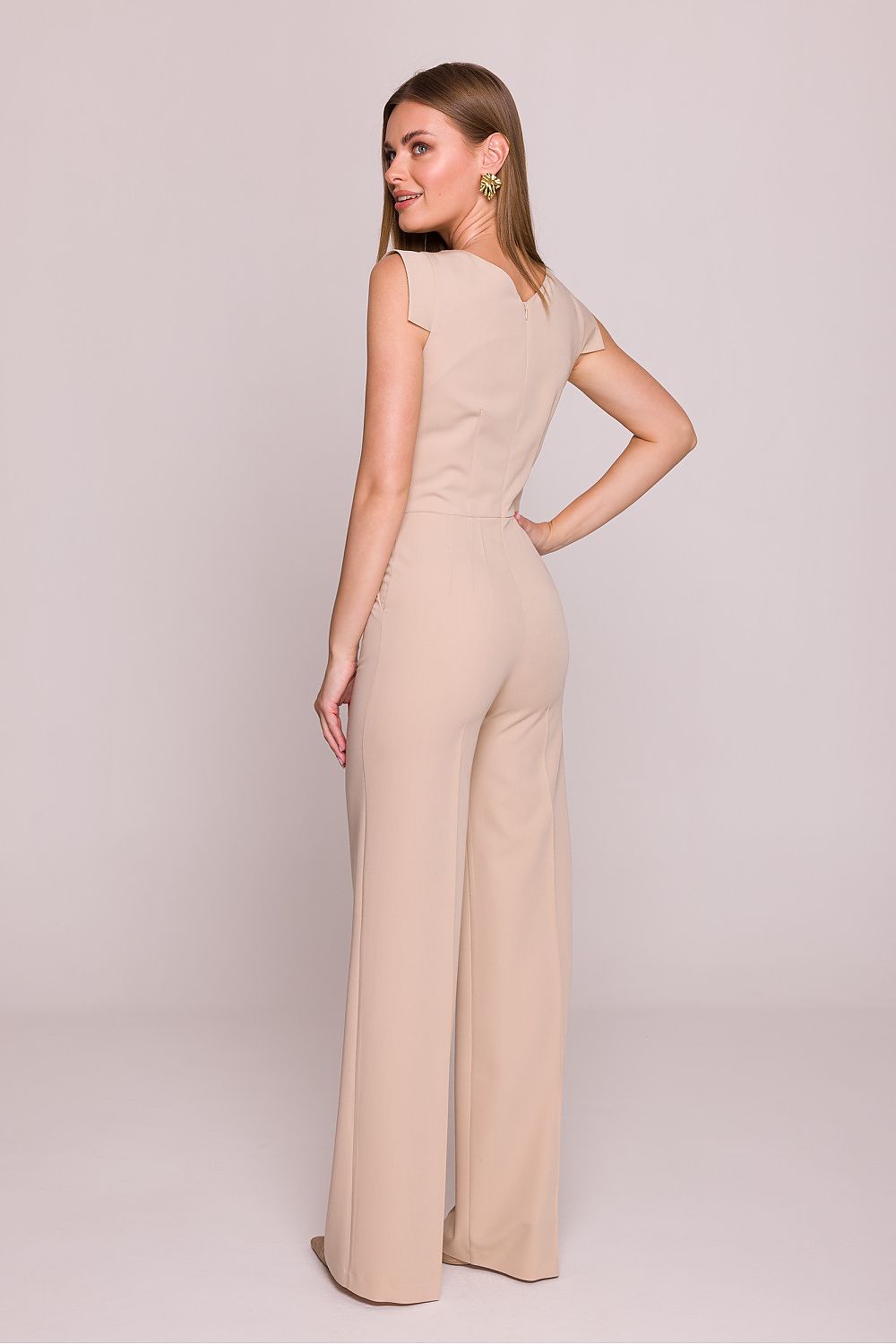  Mono beige satinado con escote elegante y pernera amplia, vista trasera
