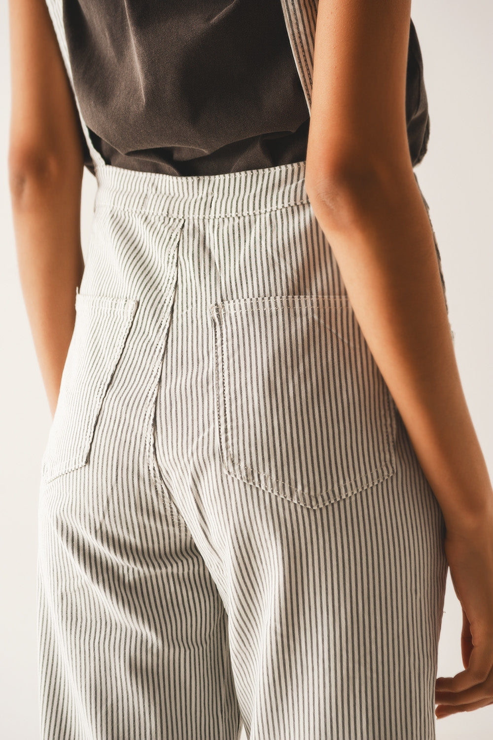 Mono largo tipo peto para mujer con estampado de rayas grises, pernera ancha y tirantes ajustables