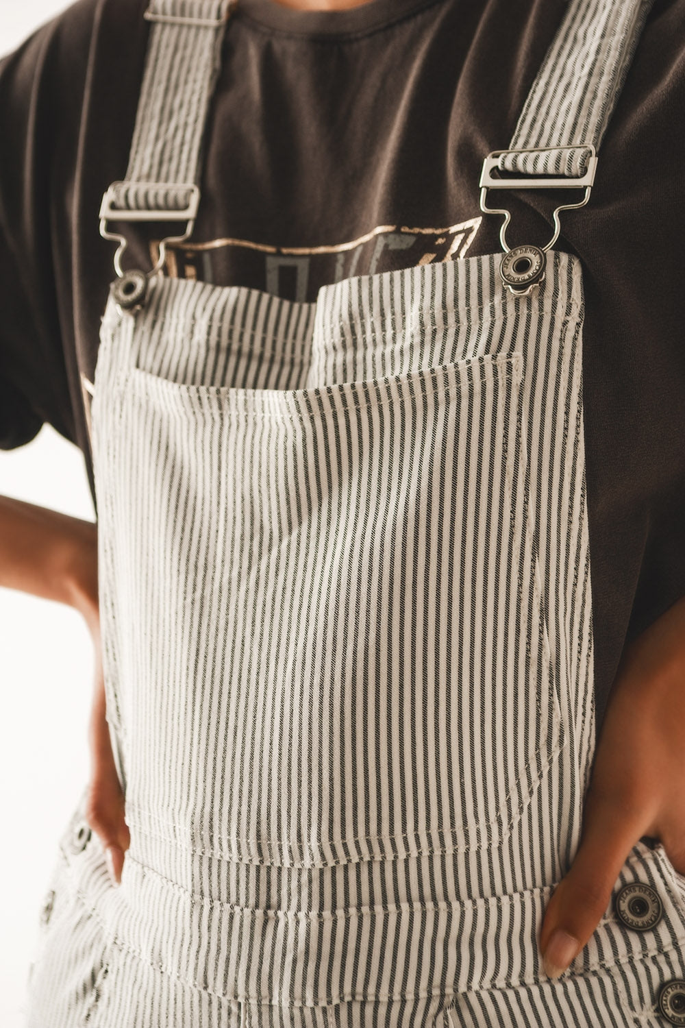Mono largo tipo peto para mujer con estampado de rayas grises, pernera ancha y tirantes ajustables