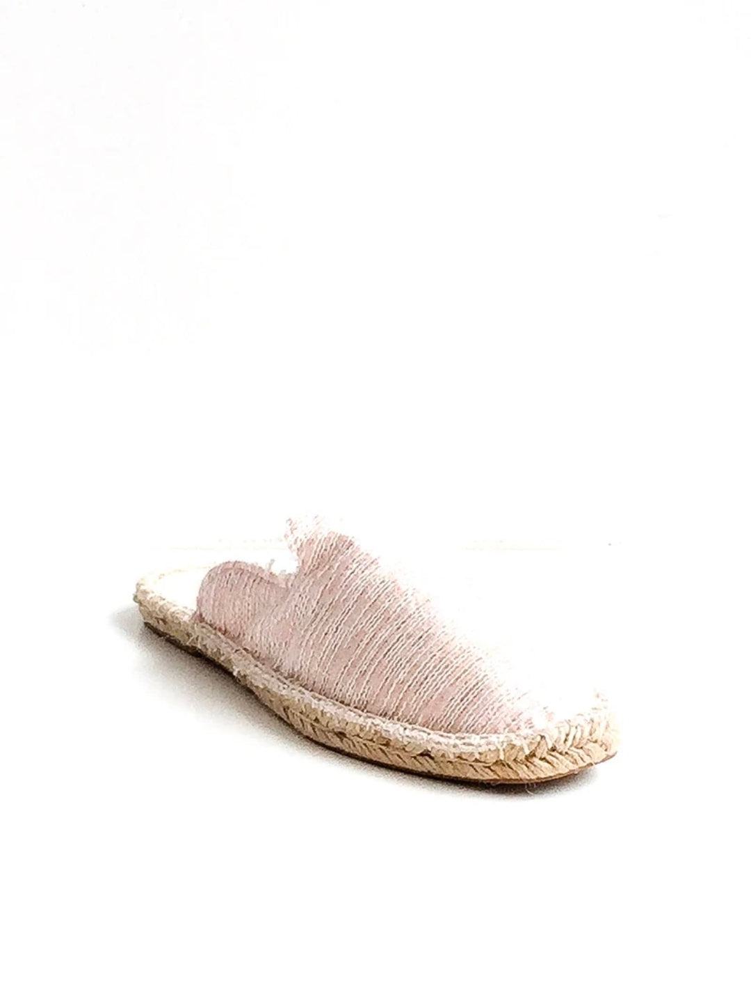 Mule mediterránea con acabado de yute y tejido texturizado.