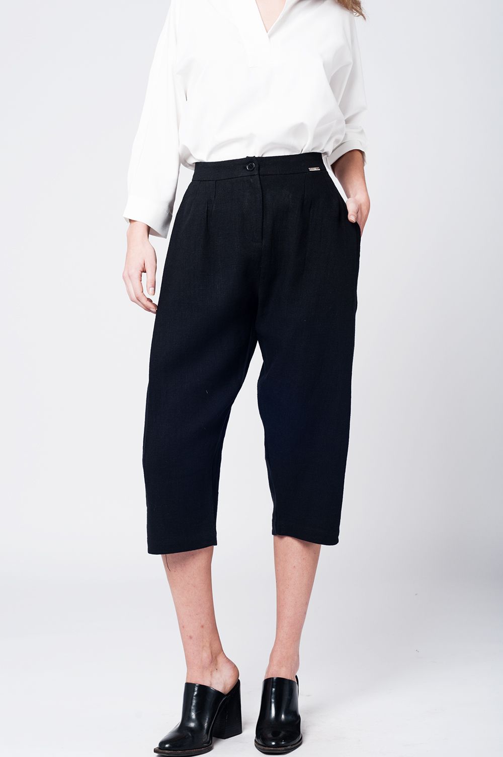 Q2 Pantalon a media pierna de lino negro con detalle de pinzas