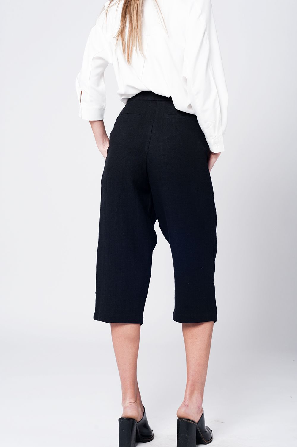 Pantalon a media pierna de lino negro con detalle de pinzas