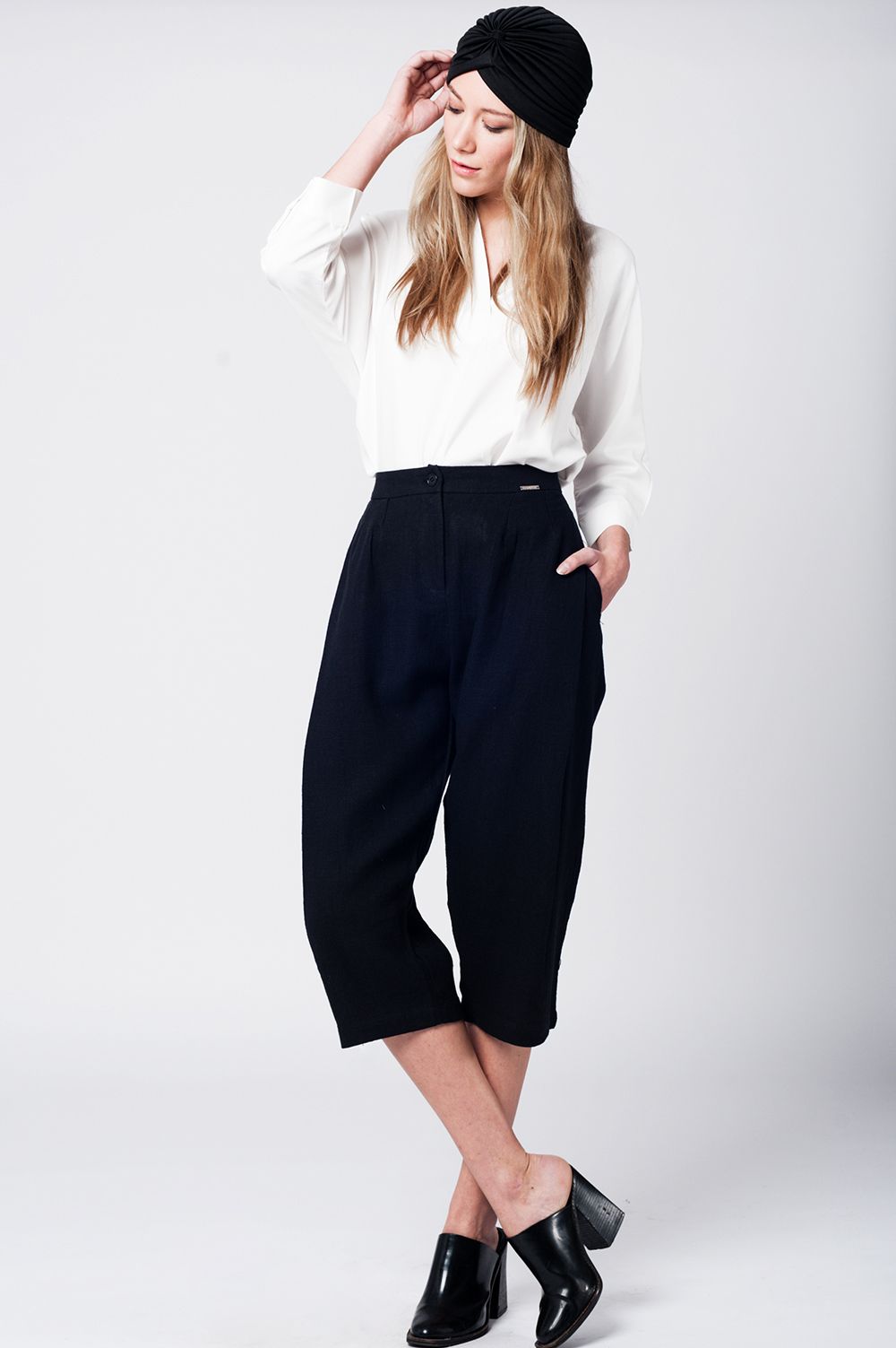 Pantalon a media pierna de lino negro con detalle de pinzas