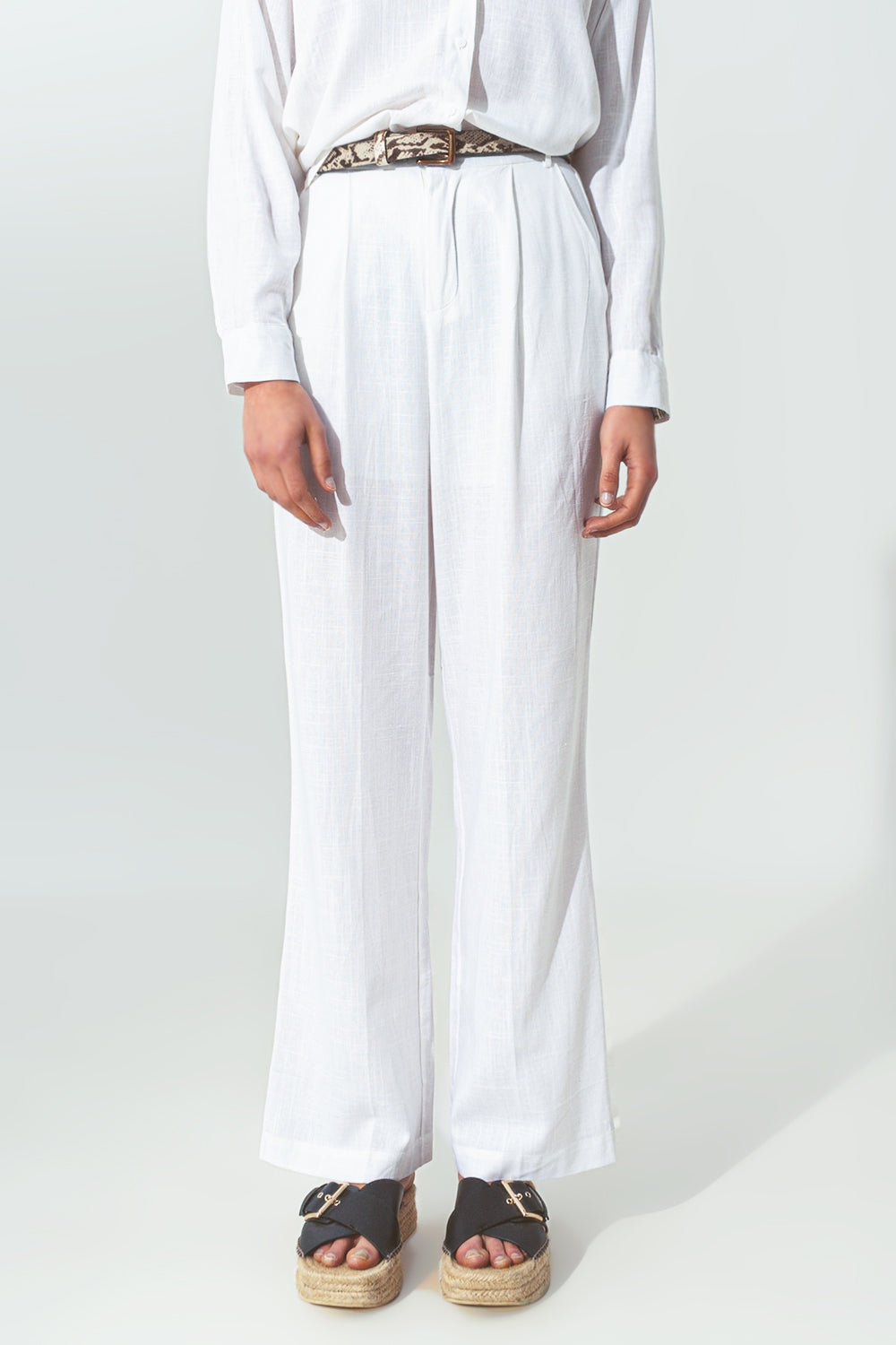 Pantalón blanco de algodón con pinzas y pierna ancha estilo tailored