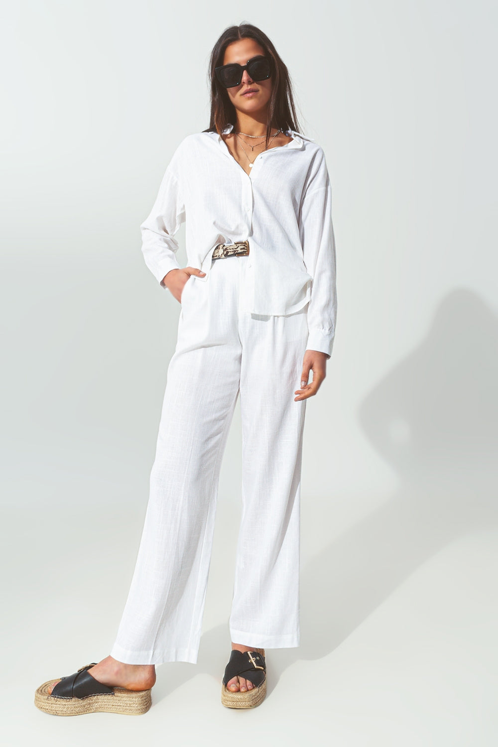 Pantalón blanco de algodón con pinzas y pierna ancha estilo tailored
