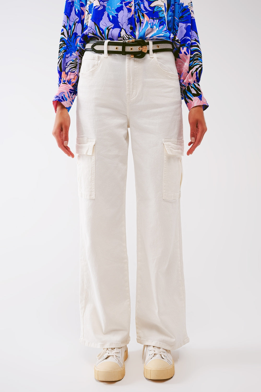 Pantalón vaquero blanco de talle alto con bolsillos cargo laterales y pierna recta para mujer.