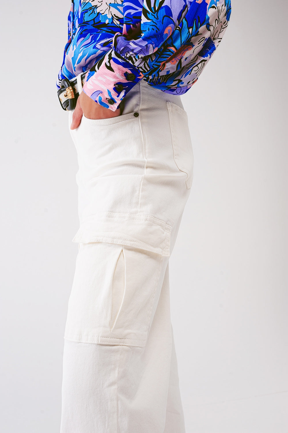 Pantalón vaquero blanco de talle alto con bolsillos cargo laterales y pierna recta para mujer.