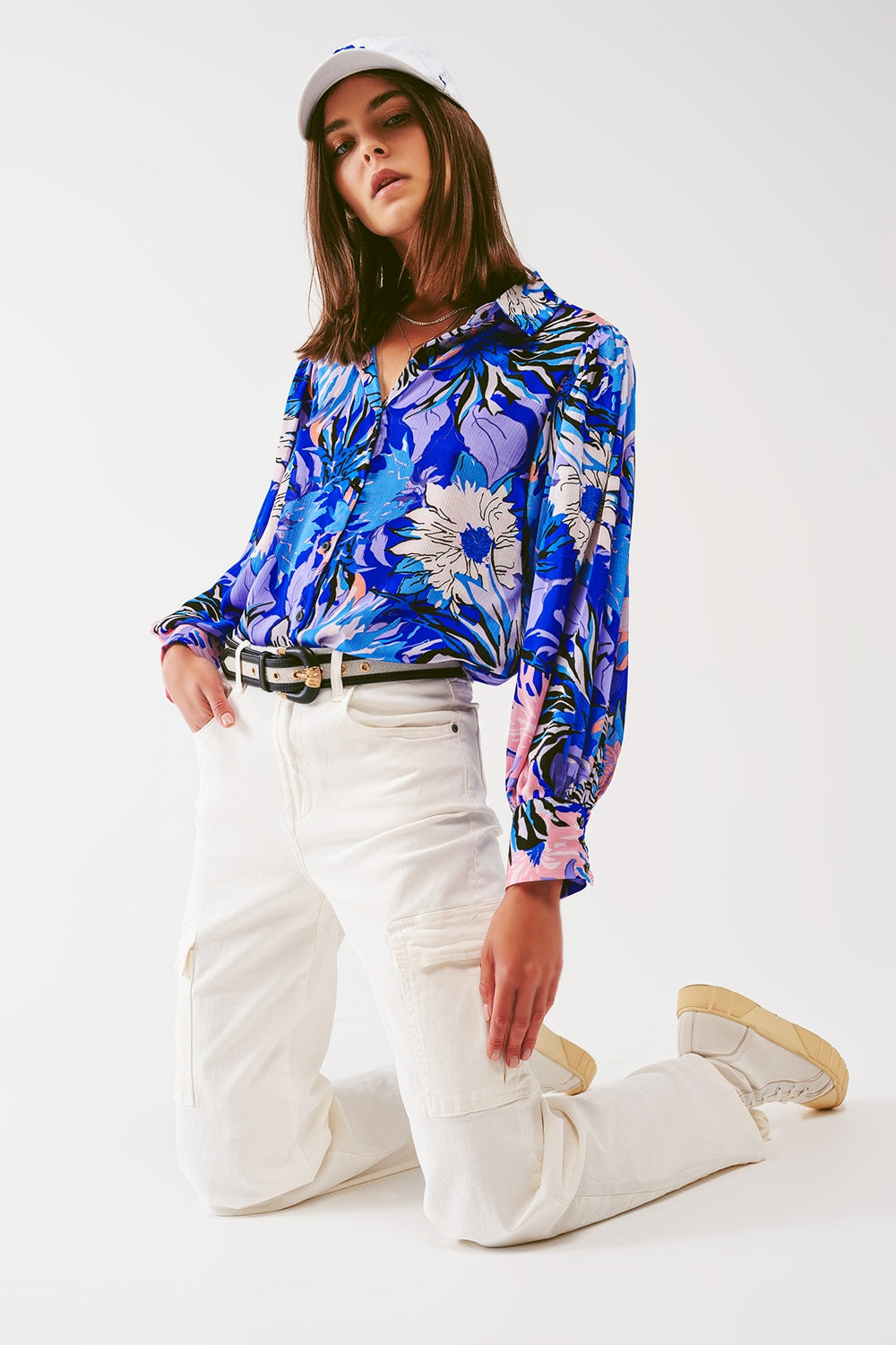Pantalón vaquero blanco de talle alto con bolsillos cargo laterales y pierna recta para mujer.