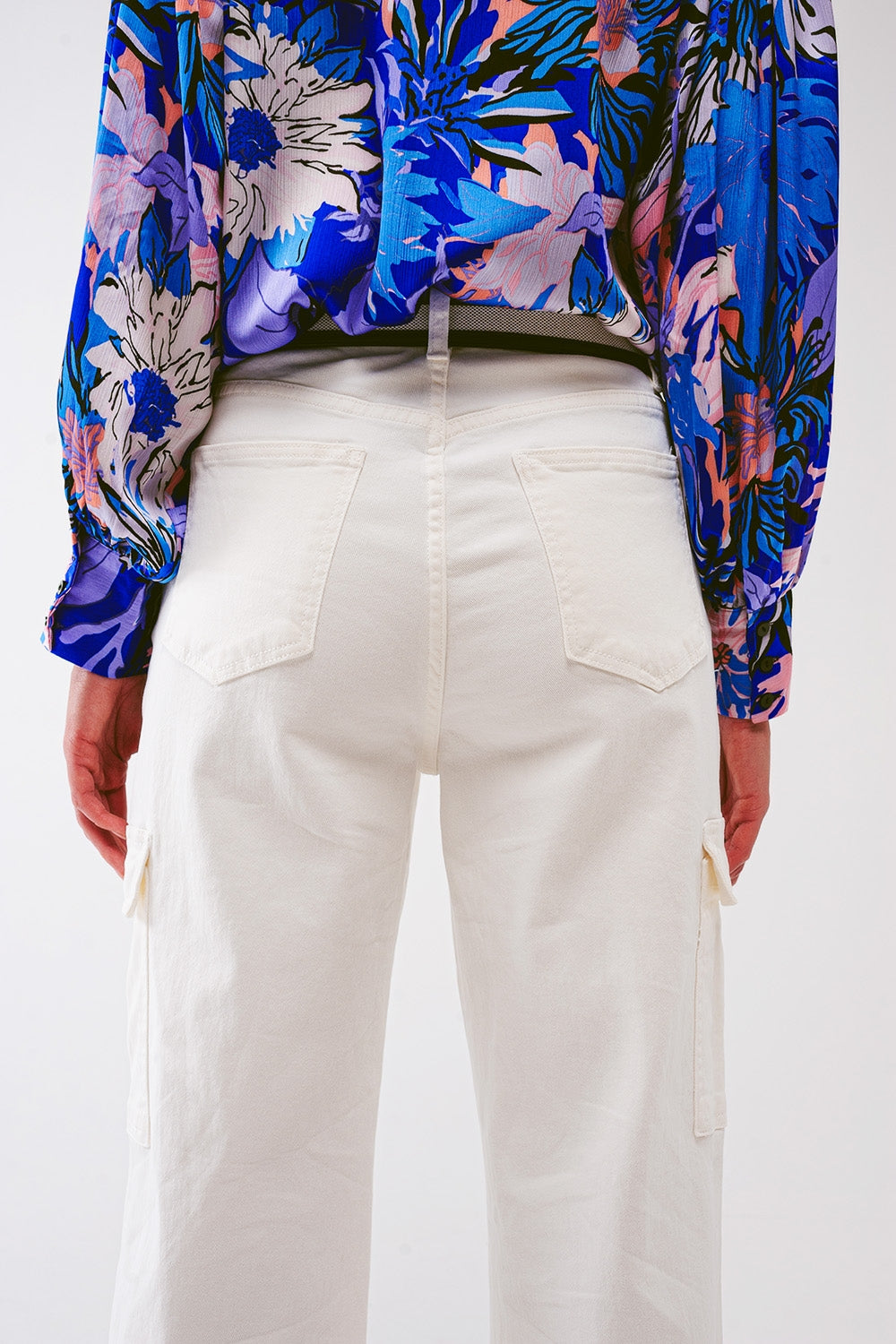 Pantalón vaquero blanco de talle alto con bolsillos cargo laterales y pierna recta para mujer.
