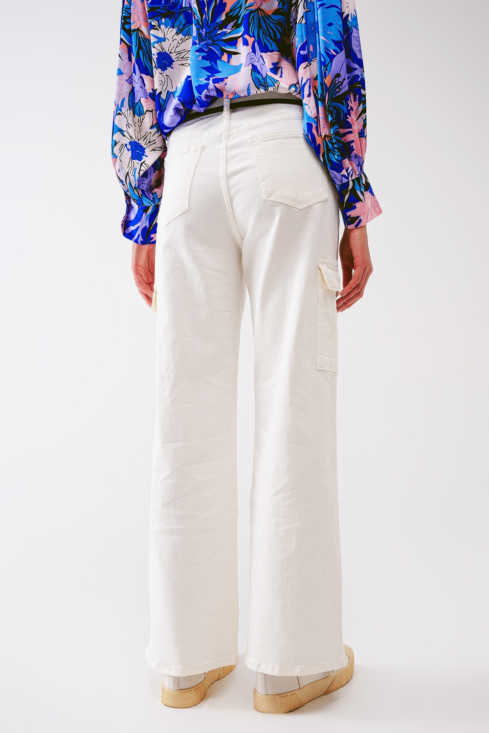 Pantalón vaquero blanco de talle alto con bolsillos cargo laterales y pierna recta para mujer.