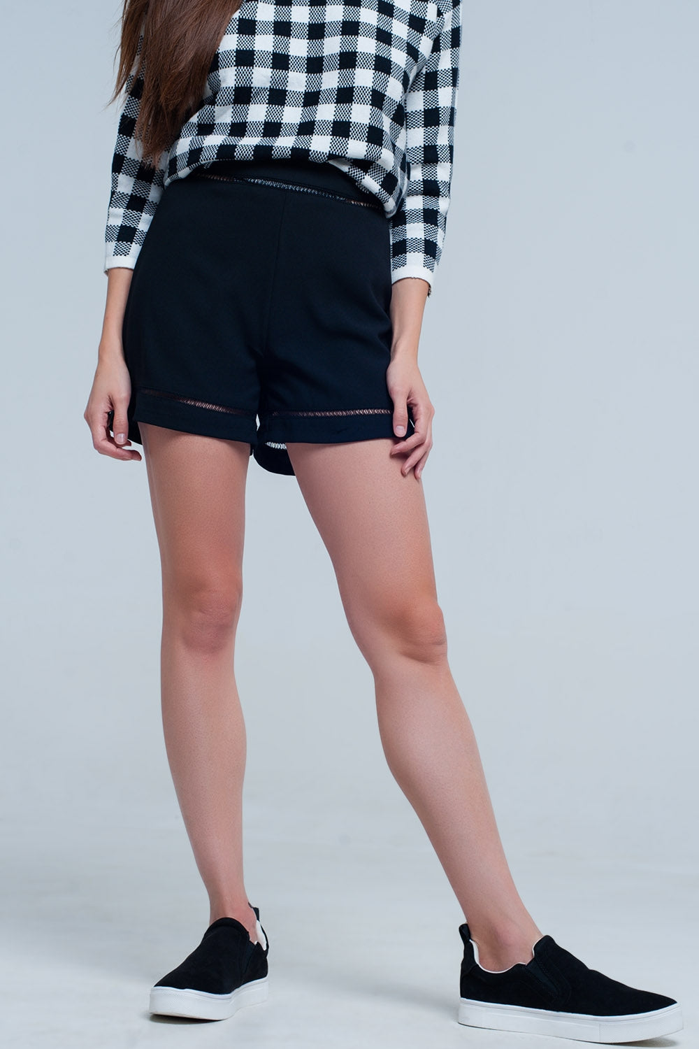 Pantalón corto negro con encaje