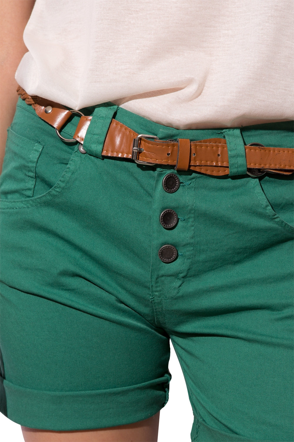 Detalle de cerca de estos pantalones cortos verdes con botones visibles