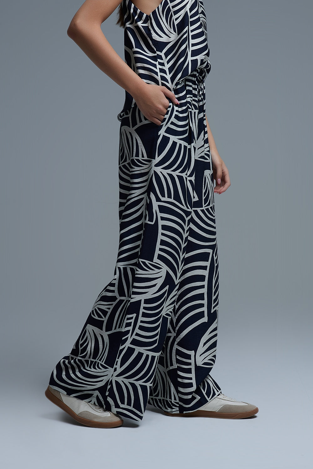 Pantalón de pierna ancha azul marino y blanco con estampado de hojas blancas