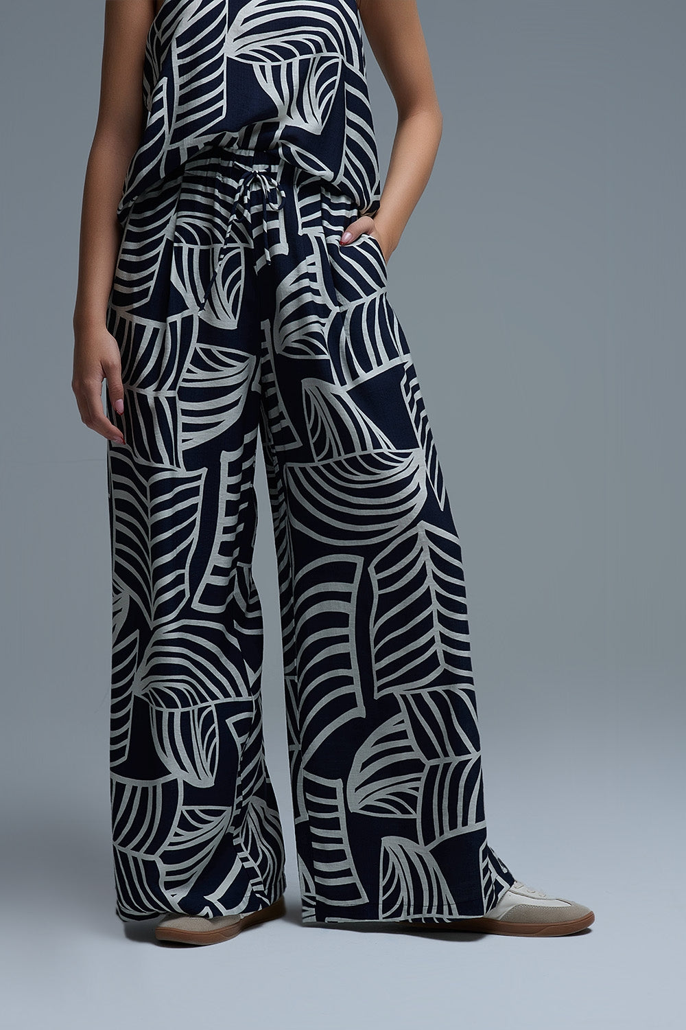 Pantalón de pierna ancha azul marino y blanco con estampado de hojas blancas