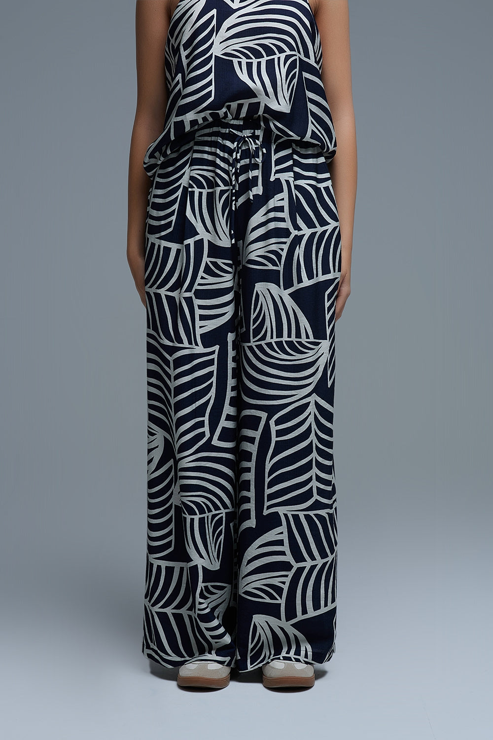 Pantalón de pierna ancha azul marino y blanco con estampado de hojas blancas