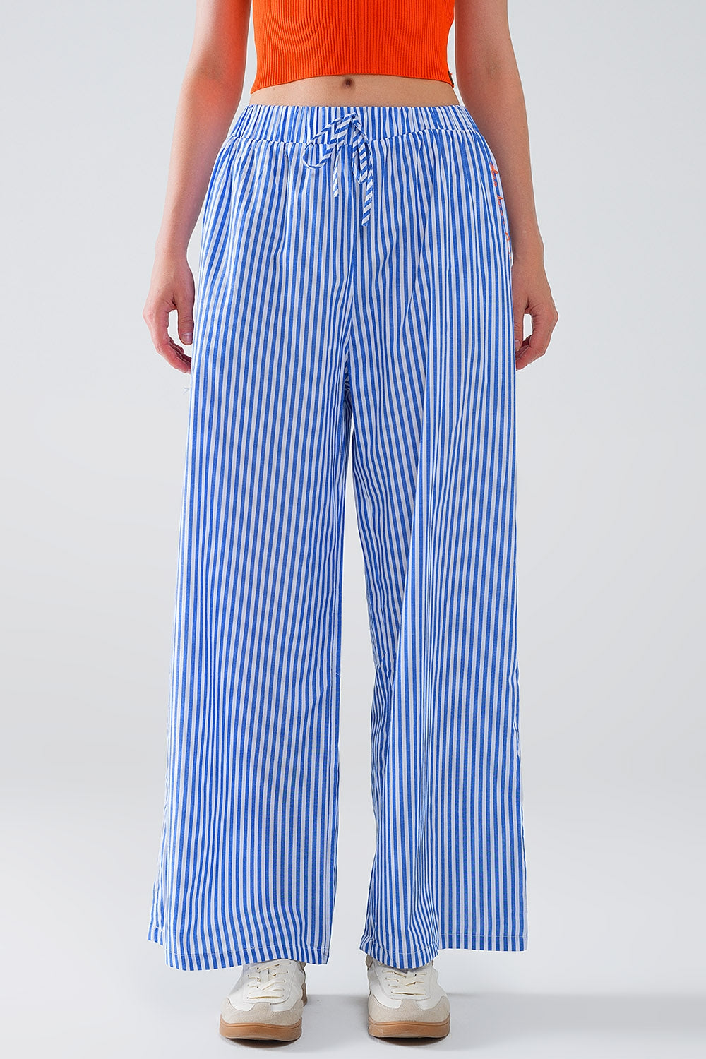 Q2 Pantalón de rayas azules con cintura elástica y bolsillos