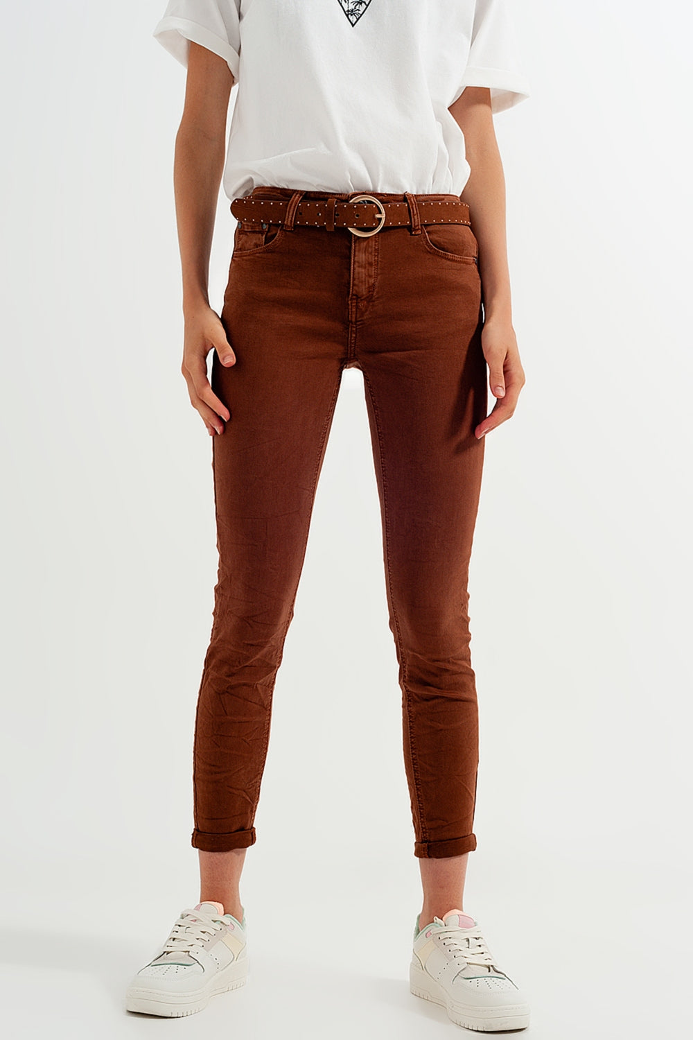Pantalón vaquero pitillo de mujer en color camel con tiro alto y tejido elástico