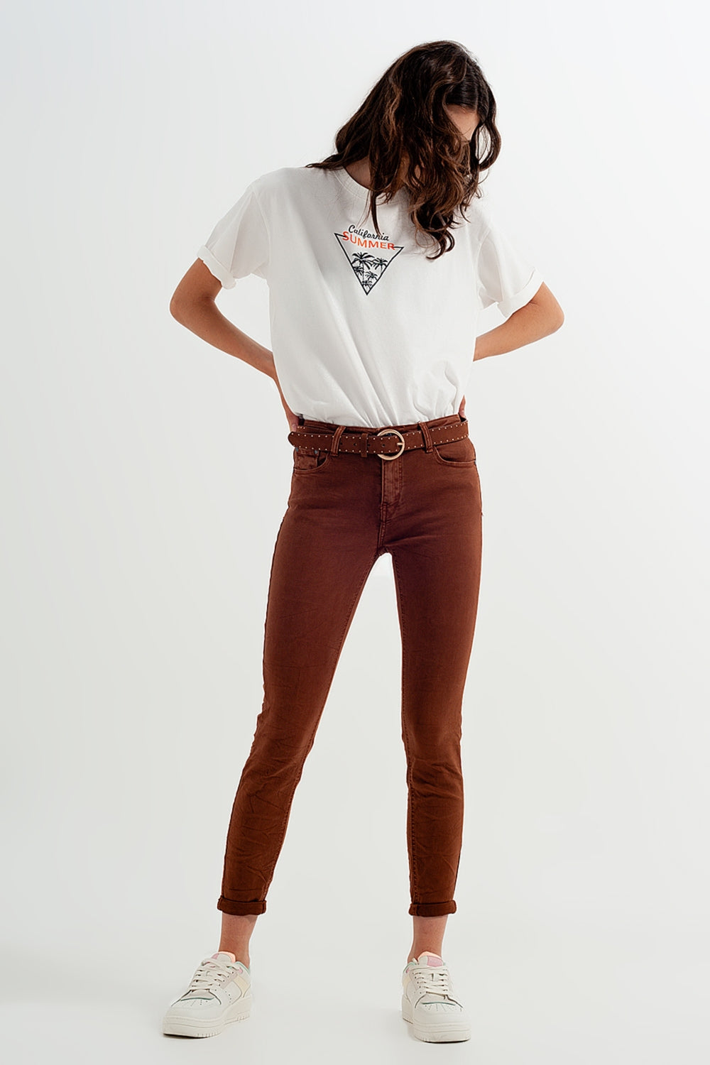 Pantalón vaquero pitillo de mujer en color camel con tiro alto y tejido elástico