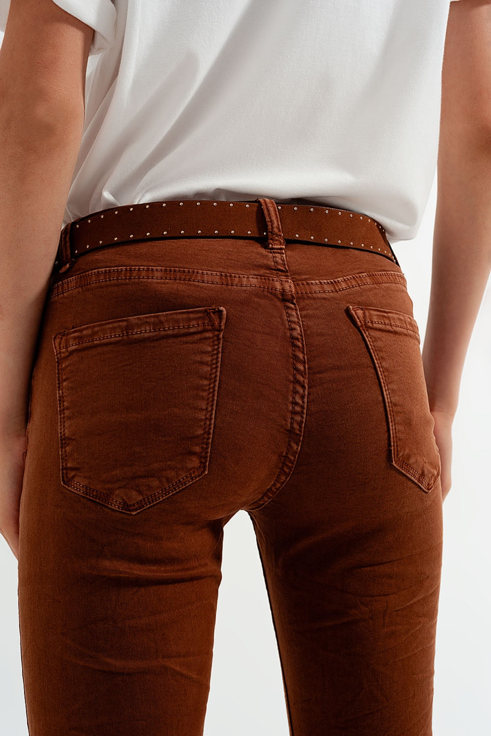 Pantalón vaquero pitillo de mujer en color camel con tiro alto y tejido elástico