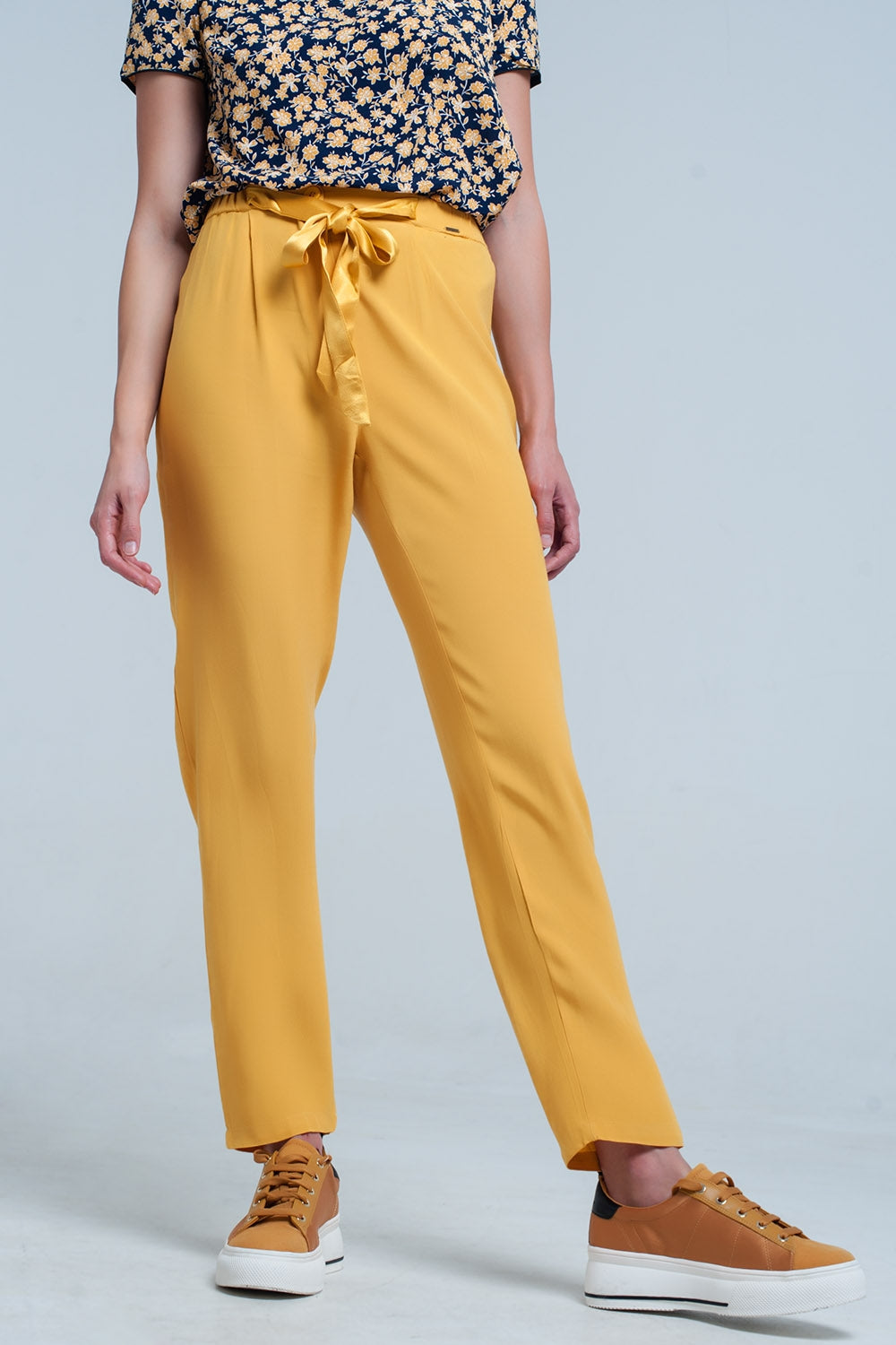 Q2 Pantalon en mostaza con cinturón de raso