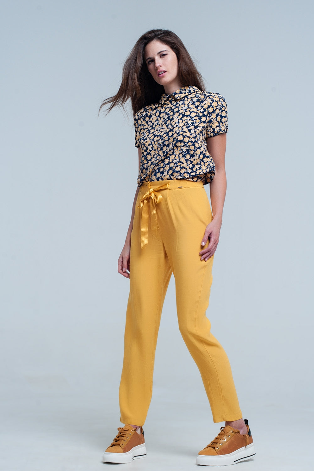 Pantalon en mostaza con cinturón de raso