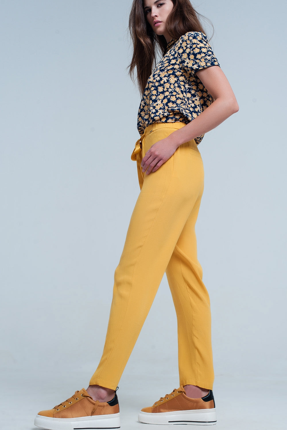 Pantalon en mostaza con cinturón de raso