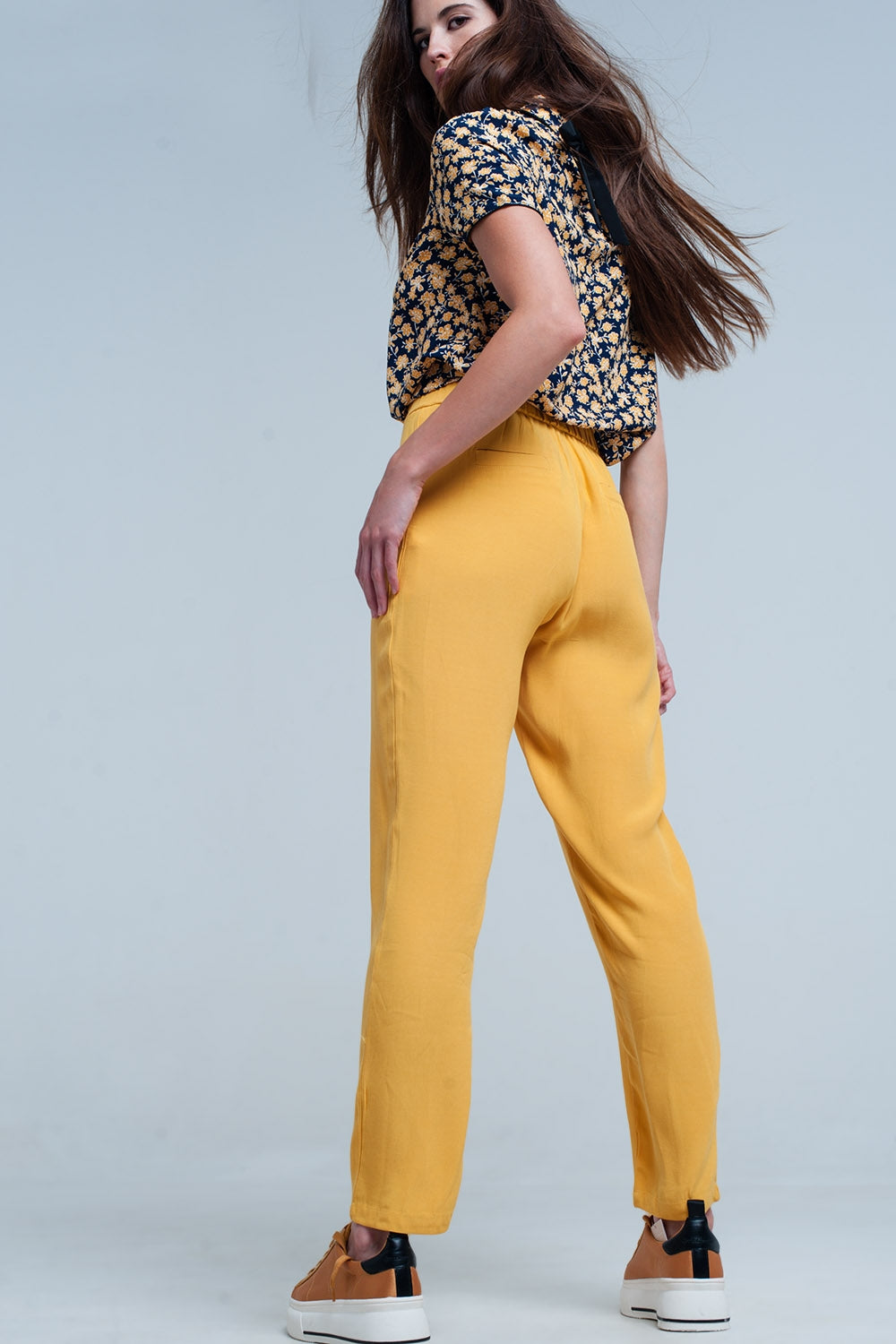 Pantalon en mostaza con cinturón de raso