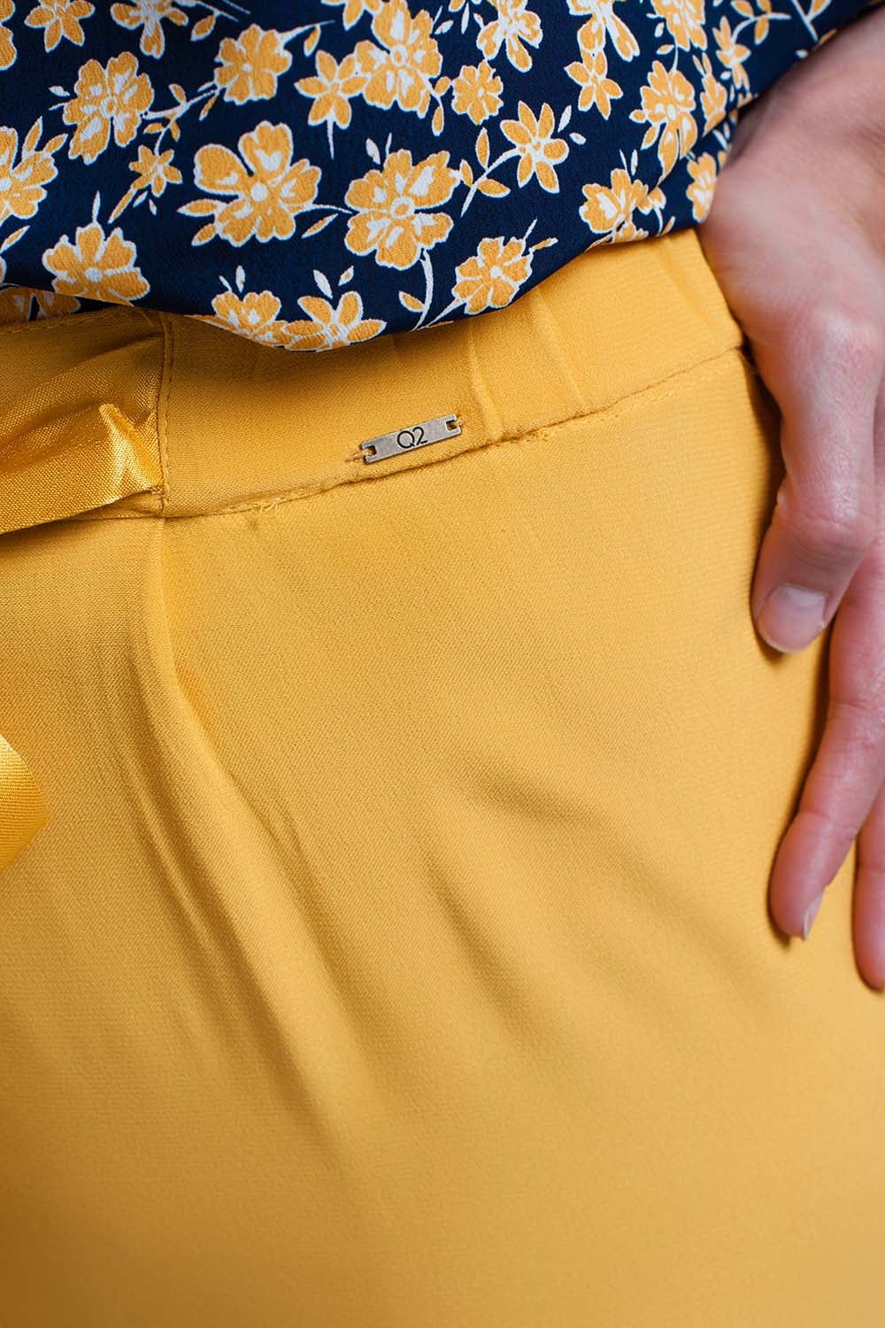 Pantalon en mostaza con cinturón de raso