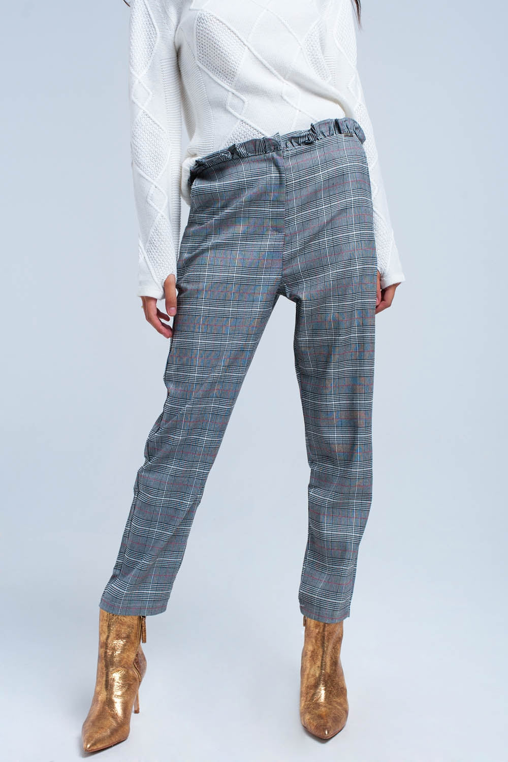 Modelo con pantalón de sastre de corte recto y estampado de cuadros Príncipe de Gales.