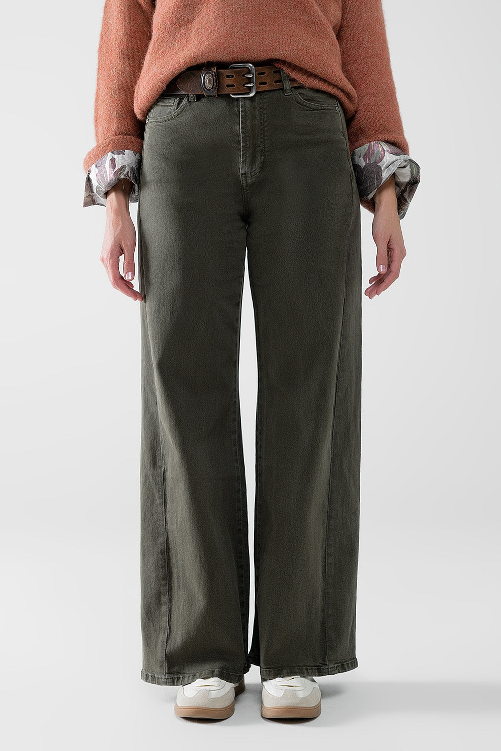 Q2 Pantalón extra ancho en color verde oliva