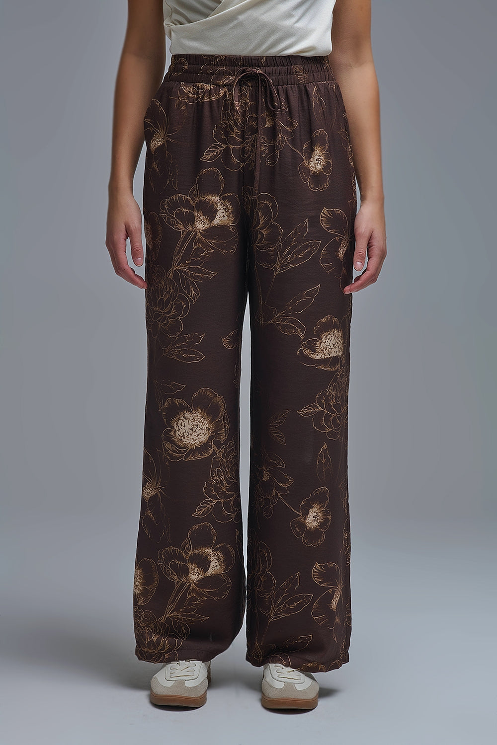 Q2 Pantalón fluido marrón con estampado floral otoñal