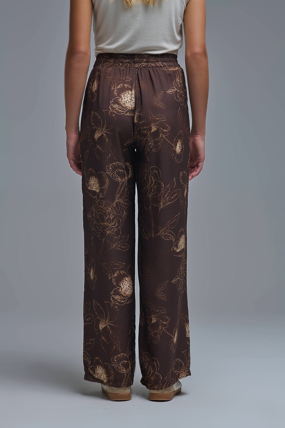 Pantalón fluido marrón con estampado floral otoñal
