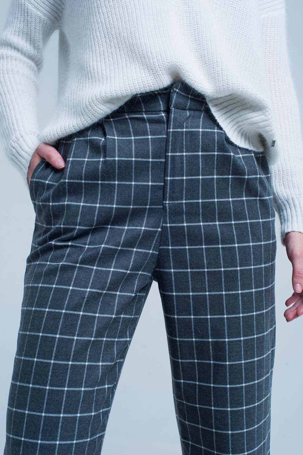 Pantalon gris en estampado de cuadros en blanco