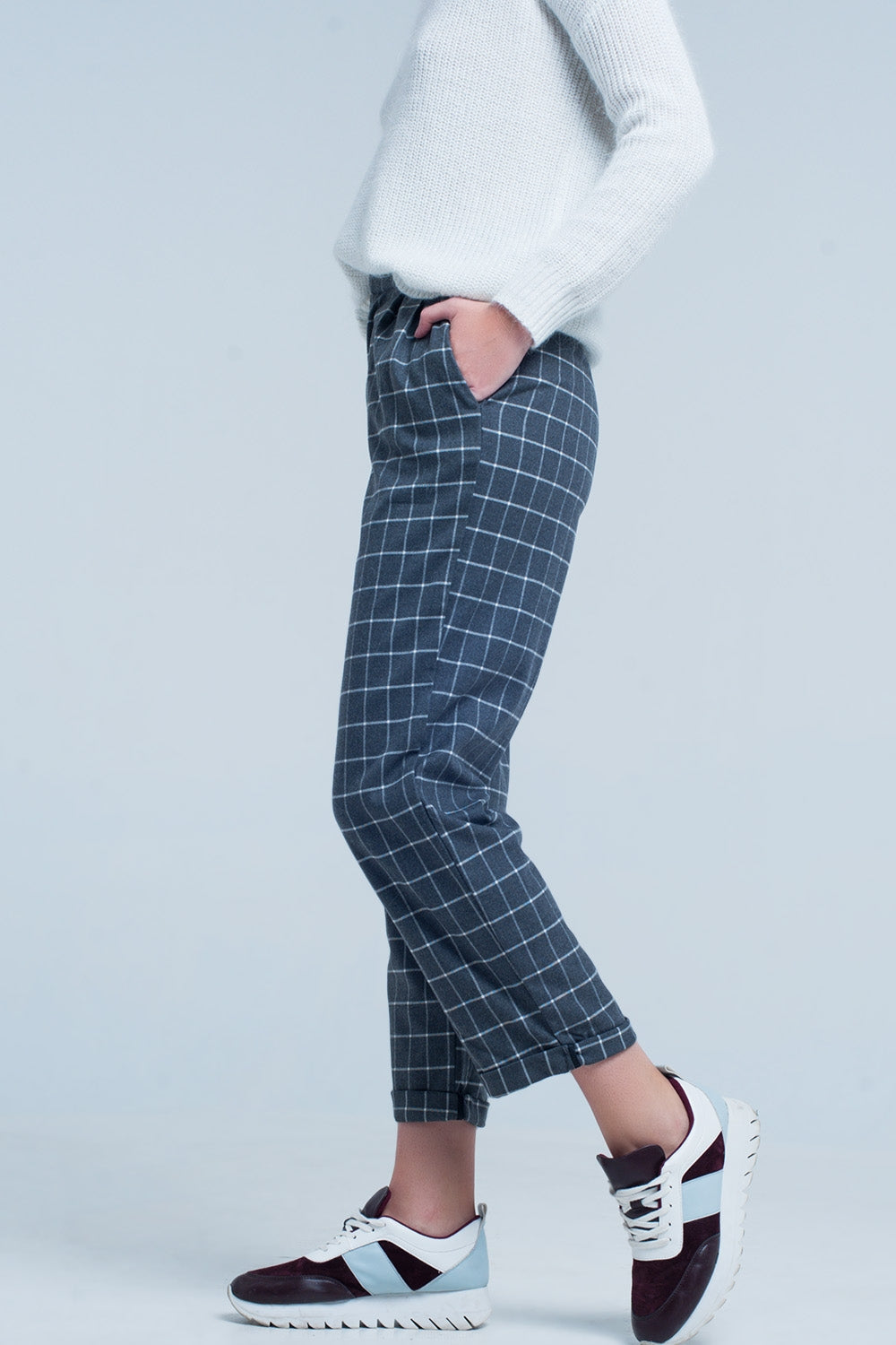 Pantalon gris en estampado de cuadros en blanco