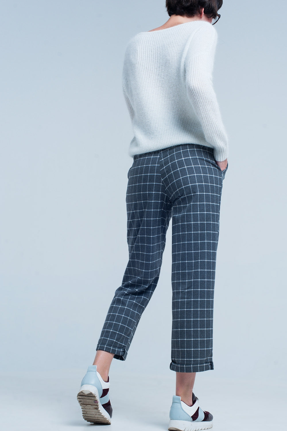 Pantalon gris en estampado de cuadros en blanco