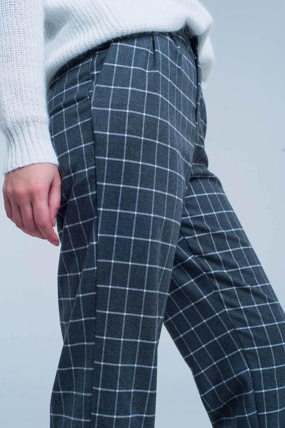 Pantalon gris en estampado de cuadros en blanco