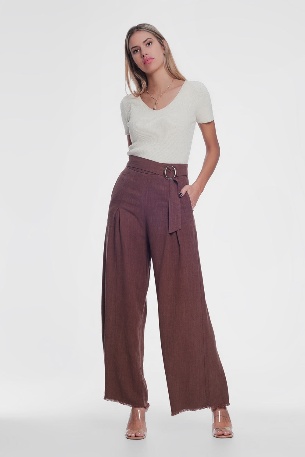 Pantalón marron de pernera ancha y talle alto con cinturón