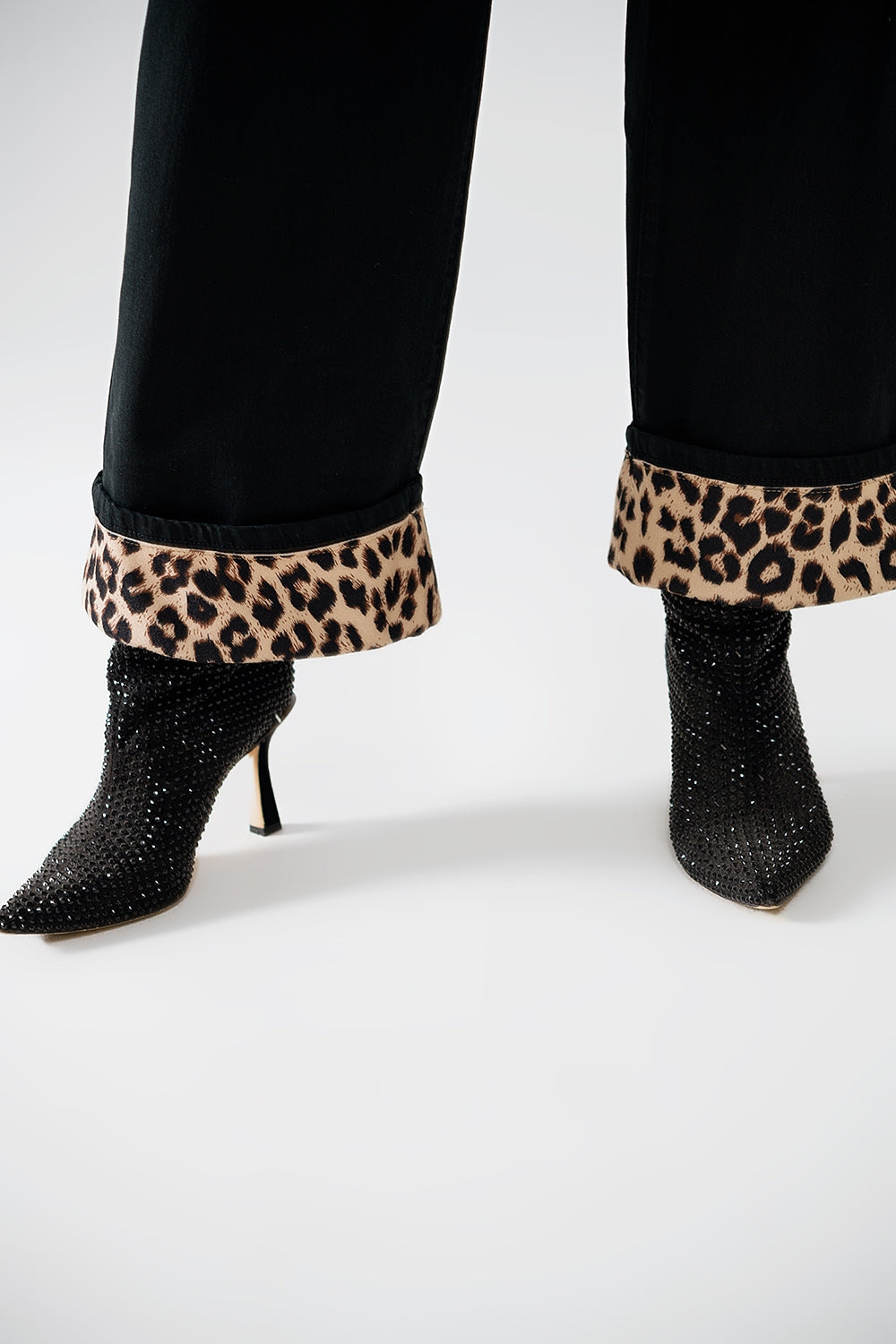 Pantalón negro de pata ancha con estampado de leopardo en el bajo