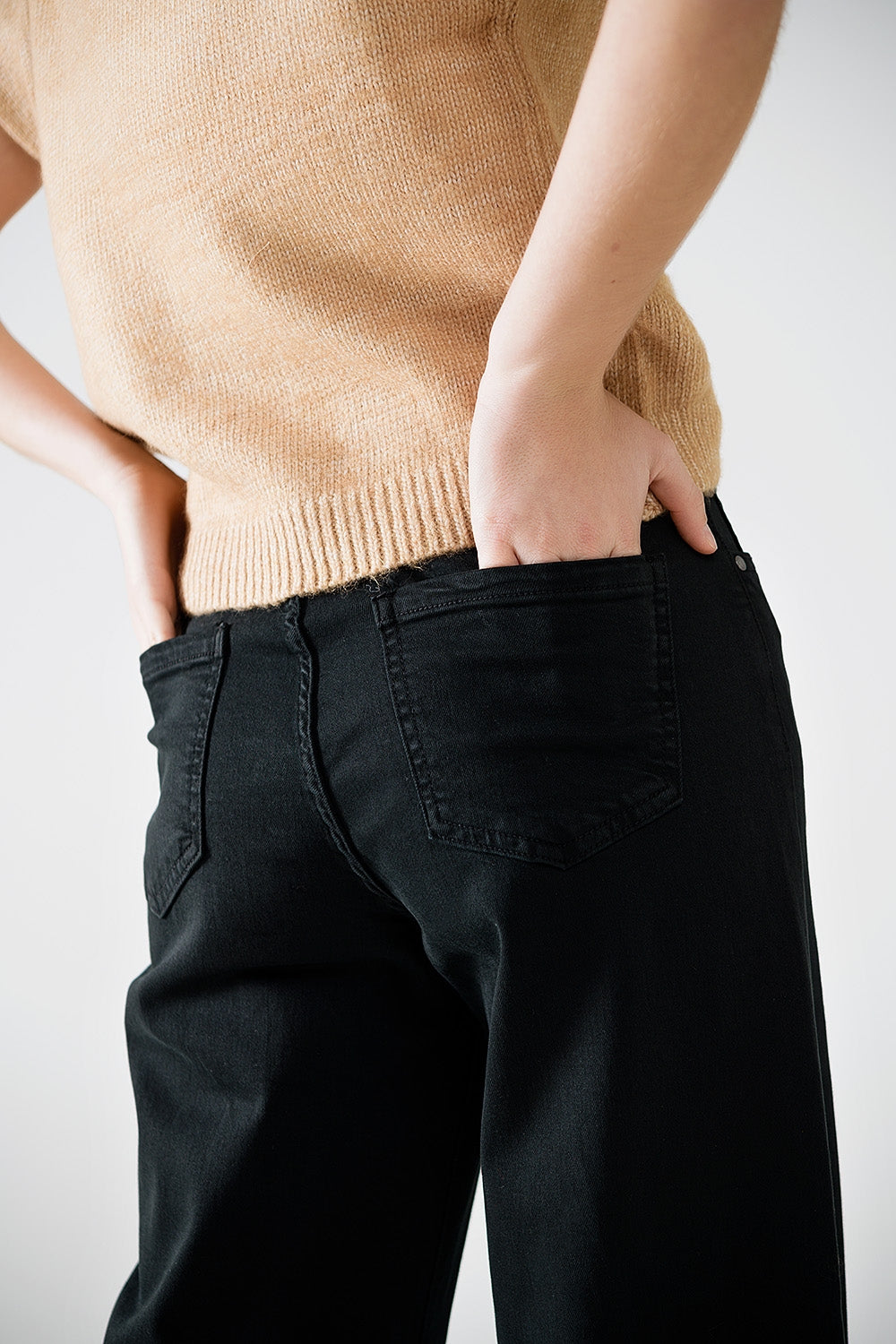 Pantalón negro de pata ancha con estampado de leopardo en el bajo