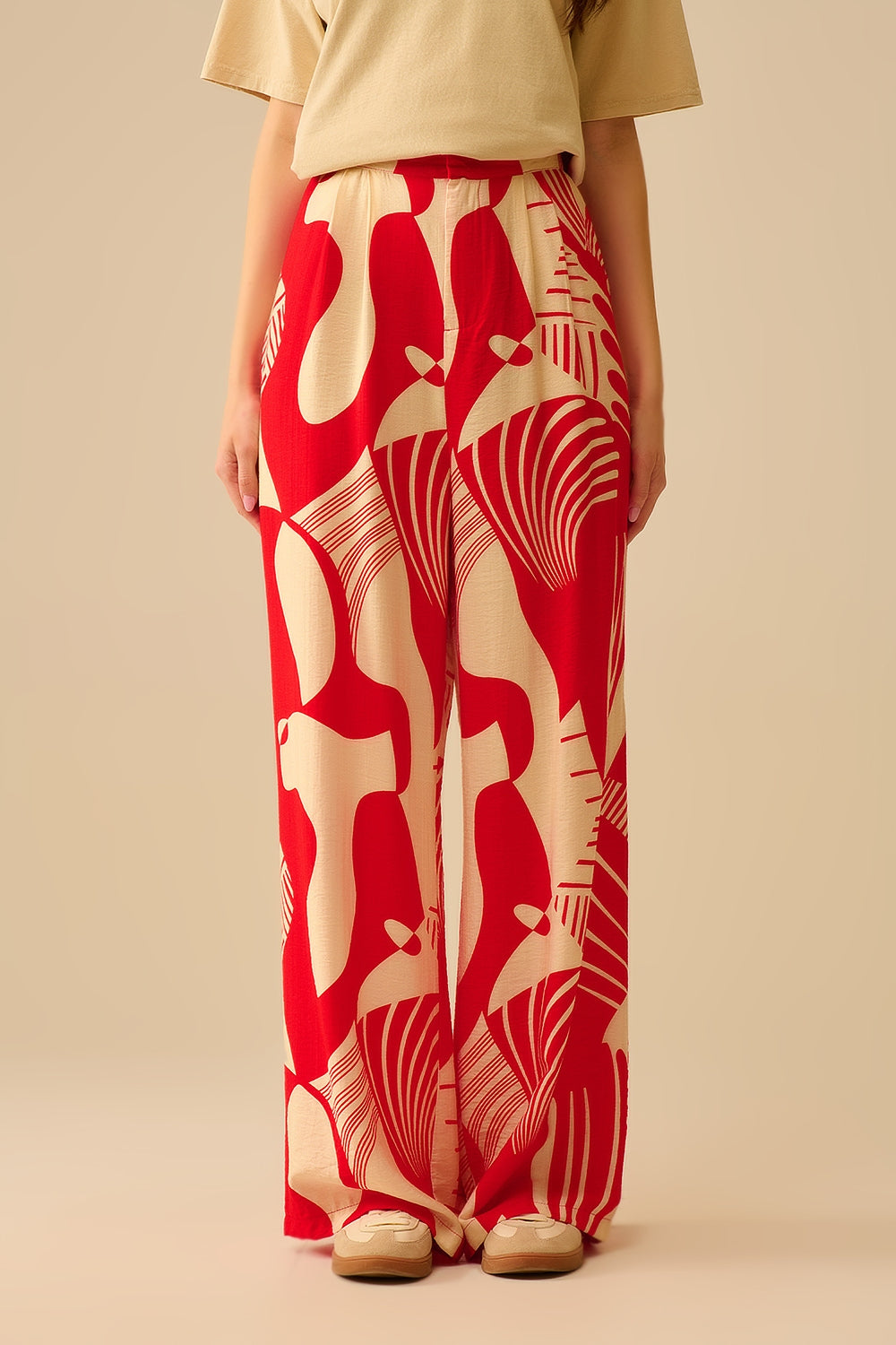Pantalón rojo de pata ancha con estampado abstracto