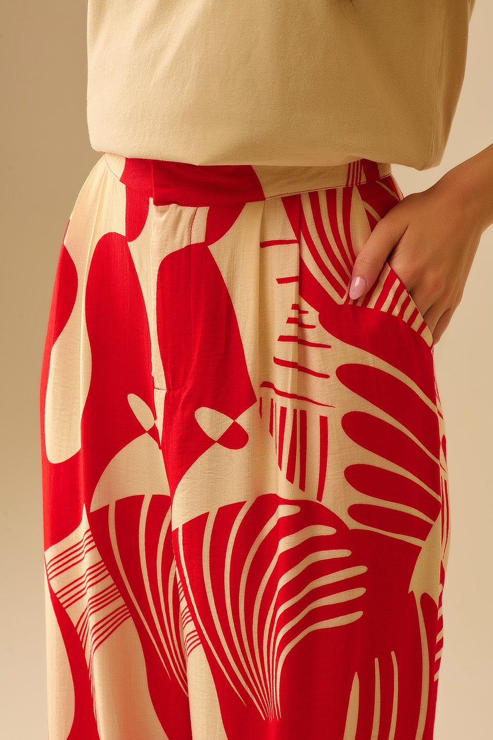 pantalón de pernera ancha con estampado abstracto en rojo y beige