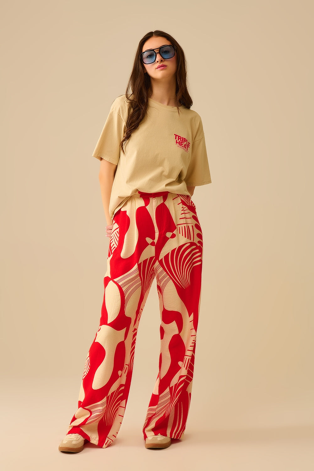 pantalón de pernera ancha con estampado abstracto en rojo y beige