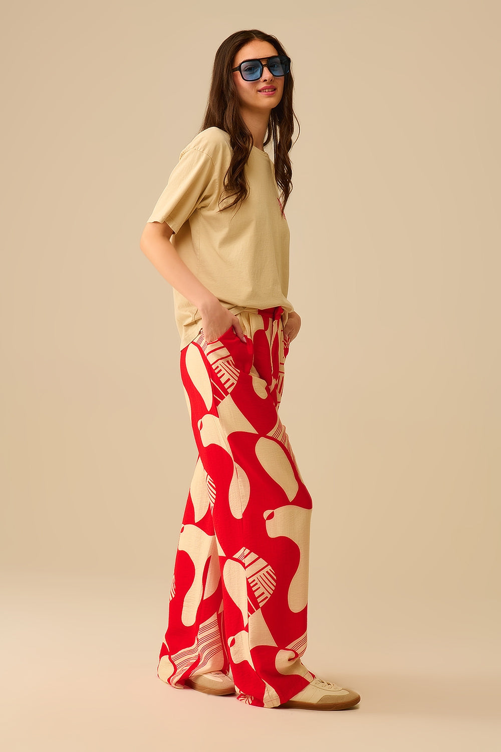 pantalón de pernera ancha con estampado abstracto en rojo y beige