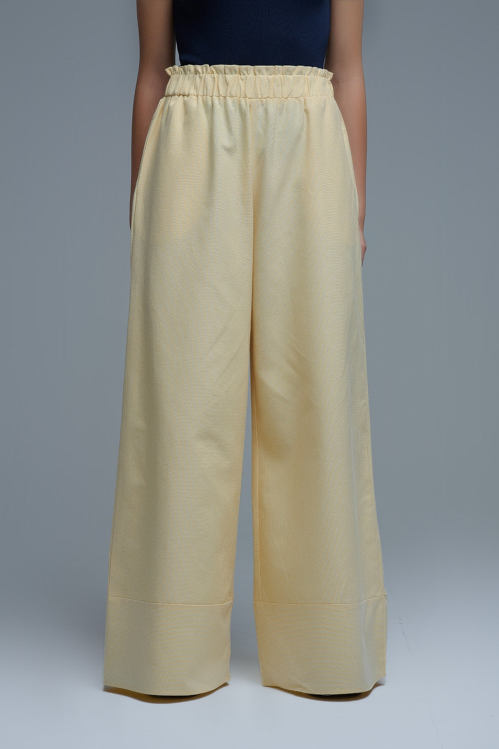 Pantalón palazzo amarillo a rayas con pernera extra ancha