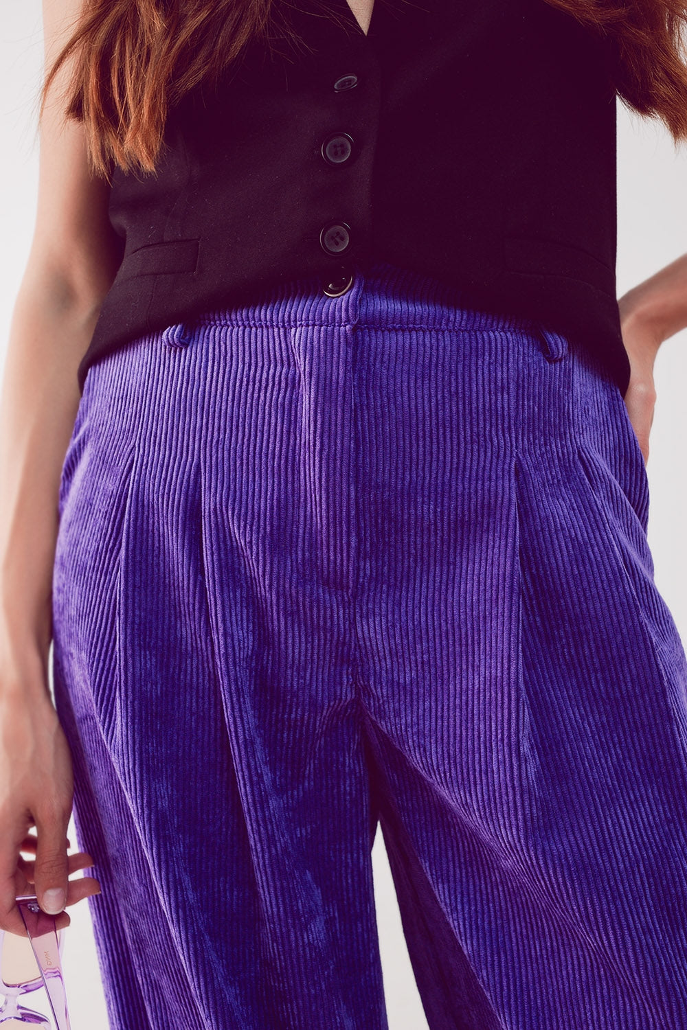 pantalones anchos de pana color morado con pliegues delanteros