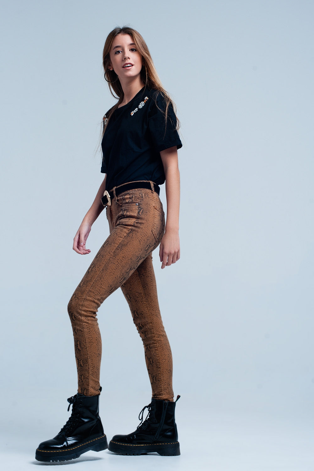 Pantalon pitillo naranja con estampado de serpiente