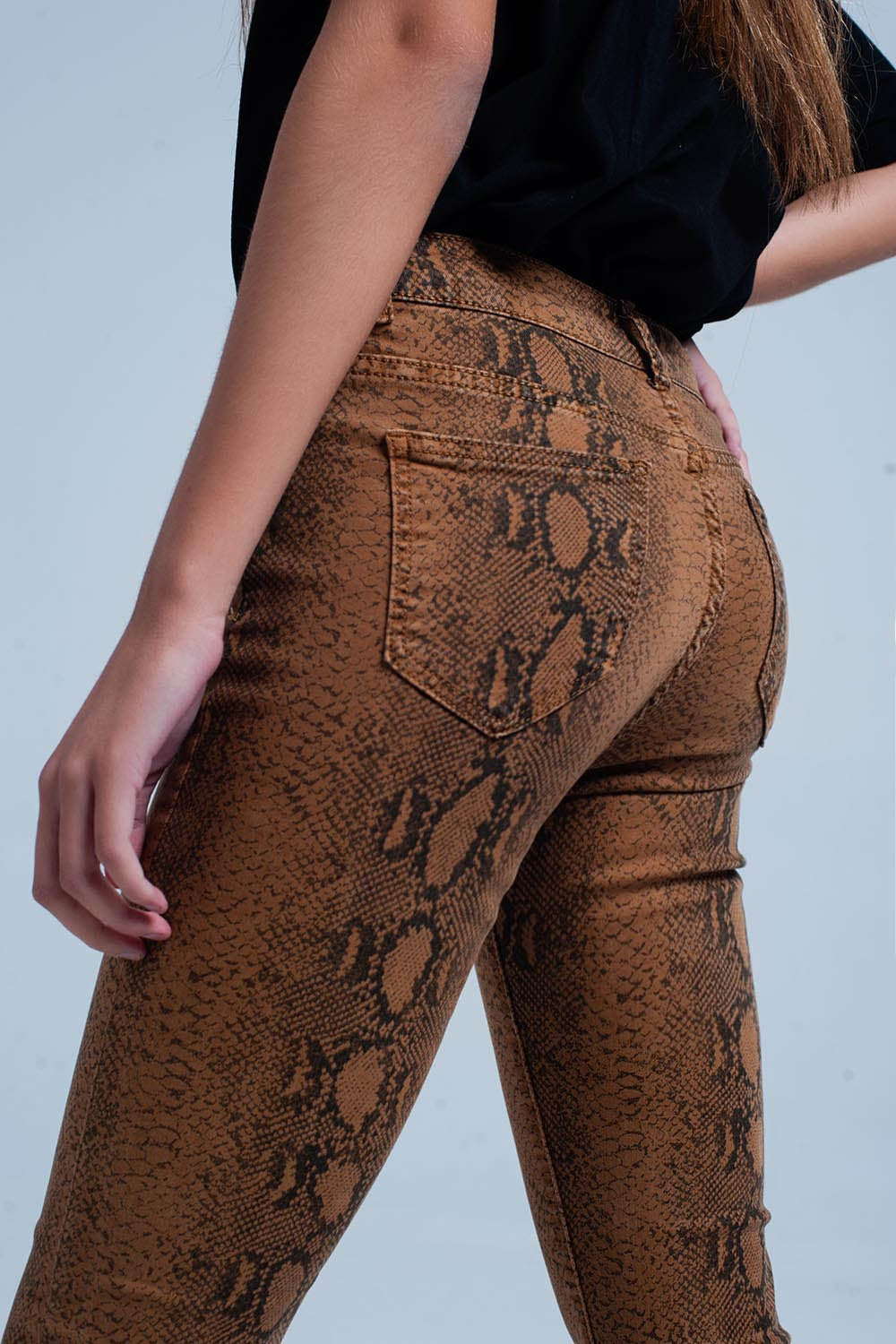 Pantalon pitillo naranja con estampado de serpiente