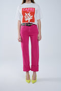 Pantalón recto con bajo recortado en magenta